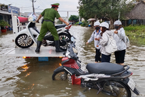 Công an tỉnh Cà Mau chung sức giúp đỡ Nhân dân bị ảnh hưởng triều cường