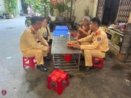 Cảnh sát giao thông Công an tỉnh Hưng Yên kịp thời giúp đỡ cụ bà 80 tuổi đi lạc giữa trời nắng