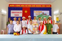 Công an tỉnh Khánh Hòa thăm, tặng quà chức sắc, người có uy tín nhân dịp Lễ hội Katê 2026