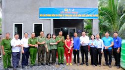 Trao nhà đại đoàn kết tặng thành viên lực lượng tham gia bảo vệ an ninh, trật tự ở cơ sở
