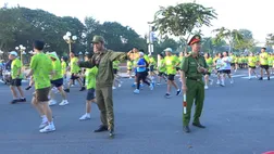 Giữ bình yên cho chặng đua: Công an Đồng Tháp để lại ấn tượng đẹp tại Giải Marathon Đất Sen hồng