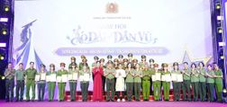 Tỏa sáng hình ảnh Phụ nữ Công an Thủ đô qua tà áo dài 