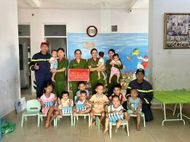 Chia sẻ yêu thương với trẻ em, người cao tuổi có hoàn cảnh khó khăn