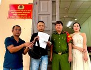 Công an Thành phố Hồ Chí Minh phối hợp xác minh, trao trả nhiều tài sản cho du khách và người dân đánh rơi