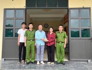 Công an Tuyên Quang để lại ấn tượng đẹp trong lòng du khách quốc tế