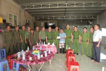 Thăm động viên thành viên Tổ bảo vệ an ninh, trật tự ở cơ sở bị thương khi làm nhiệm vụ