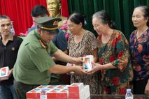 Hà Nội: Công an xã Thư Lâm trao tặng điện thoại thông minh, hỗ trợ người dân tiếp cận tiện ích số