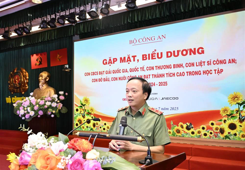 01-ttduc_phat bieu.jpg