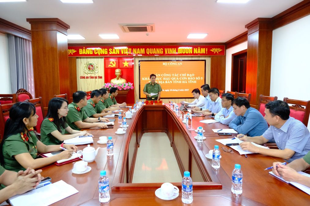 Đoàn công tác Bộ Công an kiểm tra công tác khắc phục hậu quả bão số 5 tại Hà Tĩnh