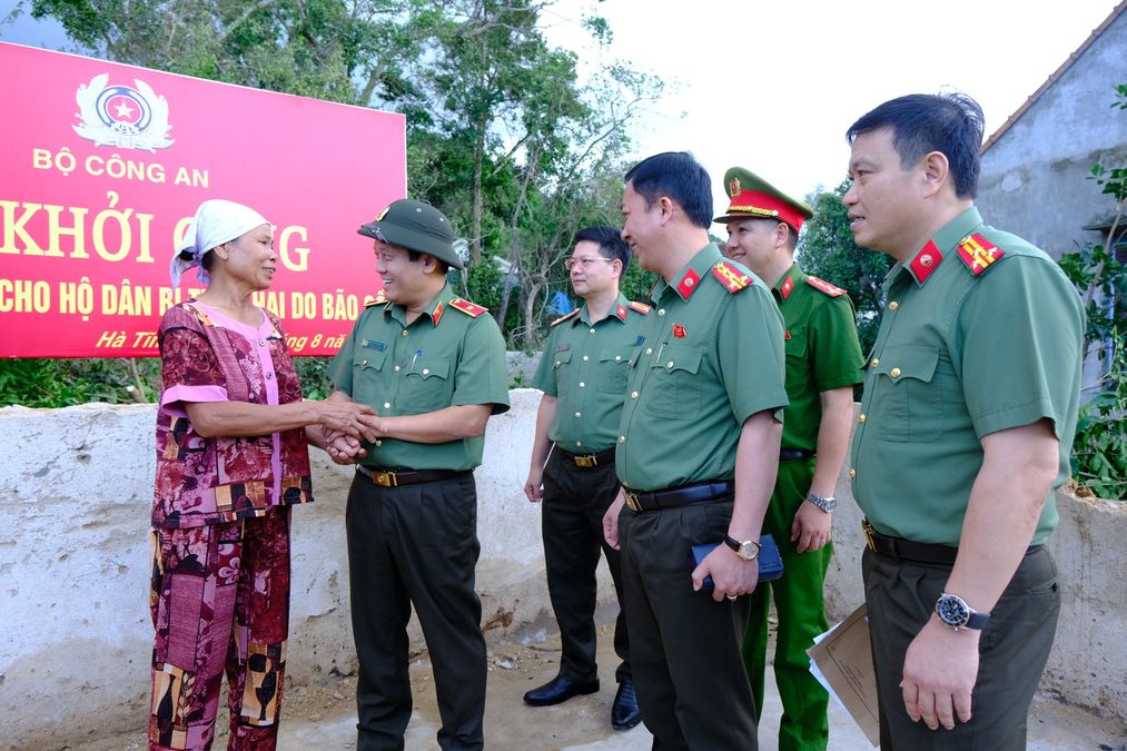 Khởi công xây dựng nhà mới cho hộ dân bị thiệt hại nặng trong bão số 5