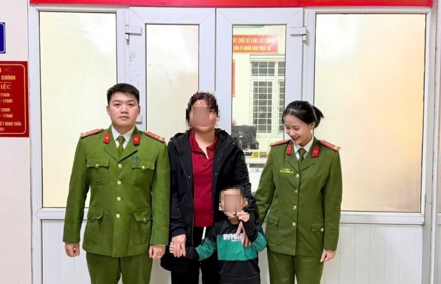 Công an phường Hà Tu, tỉnh Quảng Ninh hỗ trợ đưa trẻ lạc về gia đình an toàn