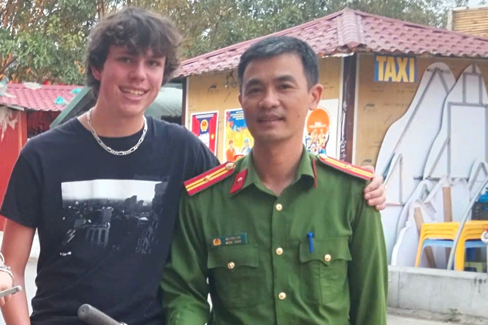 Ninh Binh police promptly assist foreign tourist in recovering lost property