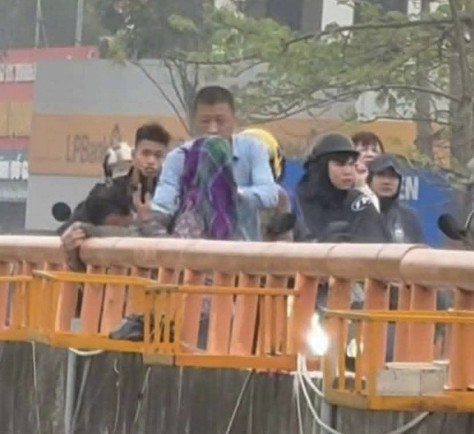 Công an thành phố Hải Phòng Kịp thời ngăn chặn hành vi tiêu cực, cứu người trên cầu Sặt