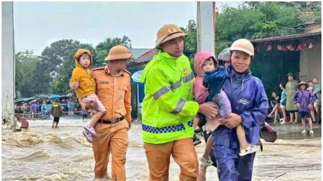 Cảnh sát giao thông Công an tỉnh Thanh Hoá hỗ trợ người dân vượt qua mưa lũ