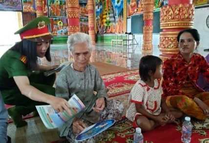 Cần Thơ: Công an phường Ngã Năm tuyên truyền pháp luật, thắt chặt tình đoàn kết trong đồng bào khmer