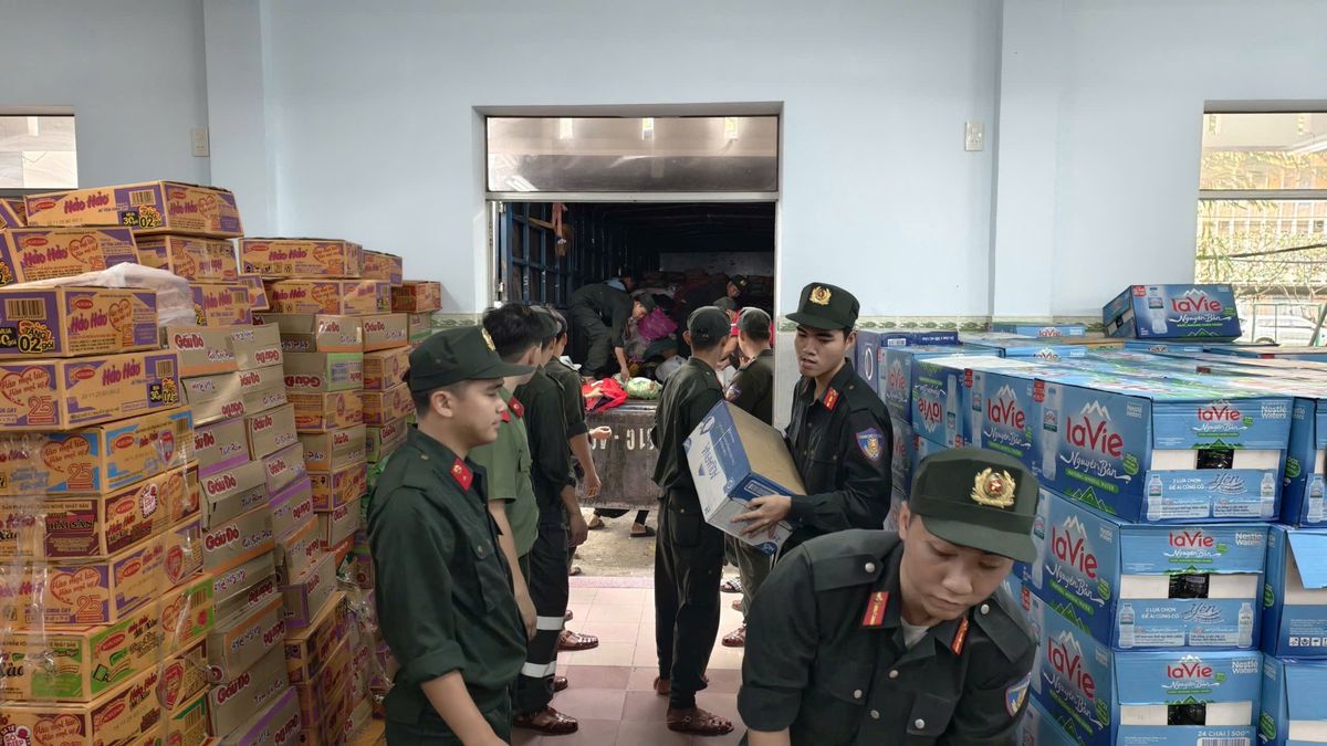 Công an Khánh Hòa tiếp nhận hơn 10 tấn hàng hóa từ Bộ Công an để cứu trợ người dân vùng lũ