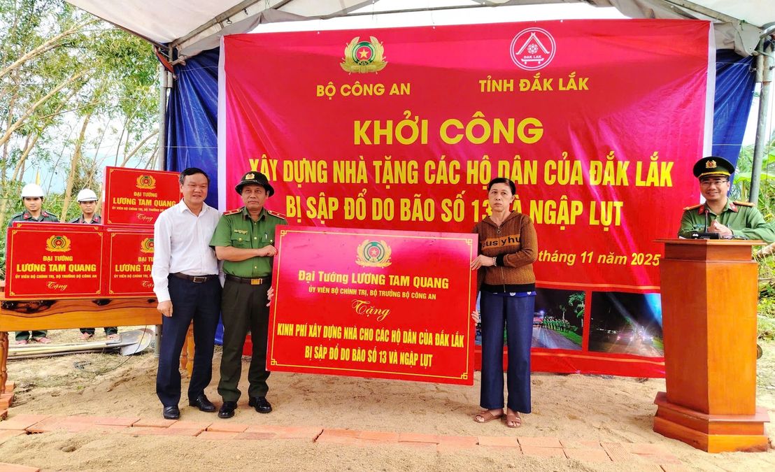 Bộ Công an khởi công xây dựng nhà tặng các hộ dân bị sập đổ do bão số 13 và ngập lụt tại Đắk Lắk