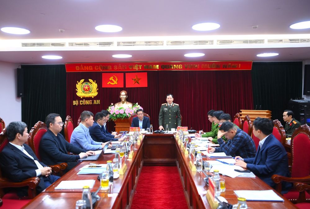 Họp bàn đánh giá về sản phẩm Thiết bị điện an toàn thông minh