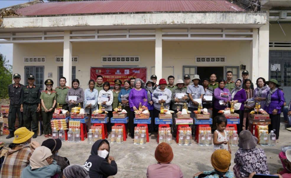 Trao 200 suất quà cho bà con vùng lũ