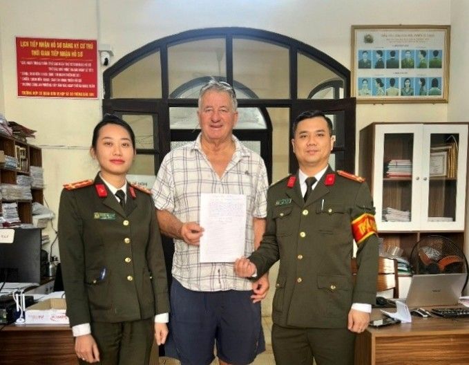 Lực lượng Công an tỉnh Quảng Ninh hỗ trợ du khách quốc tế tìm lại hộ chiếu bị thất lạc