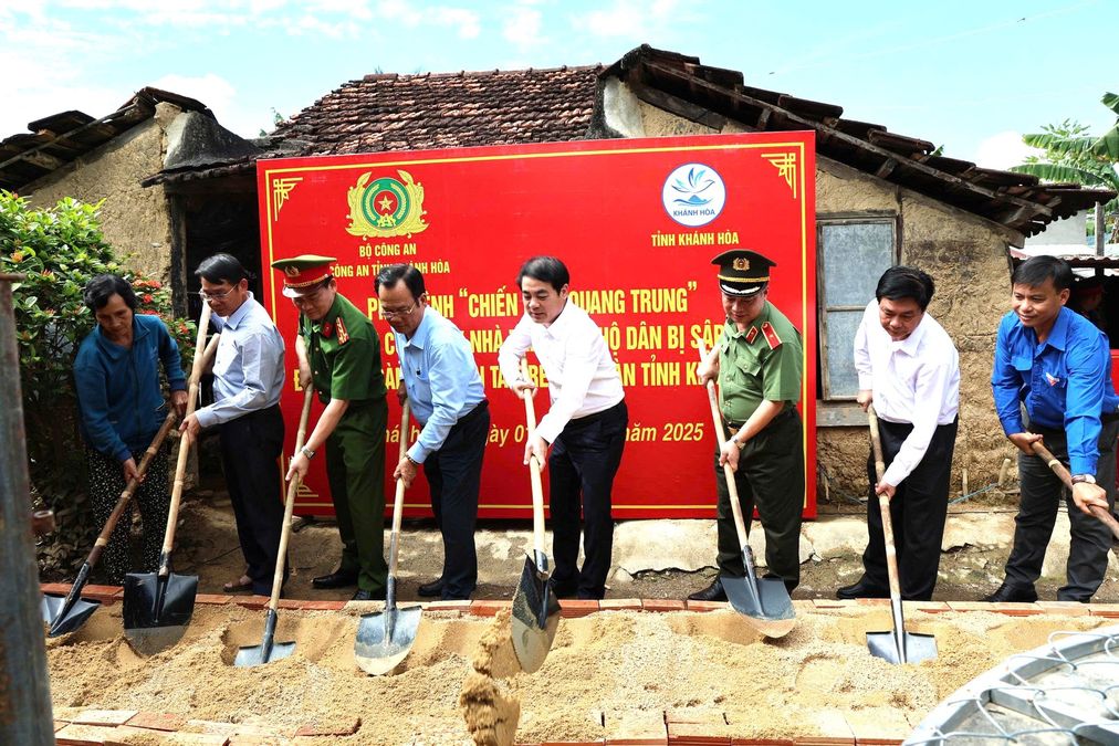 Công an Khánh Hòa khởi công xây dựng và trao tặng 08 căn nhà bị thiệt hại sau trận lũ lịch sử