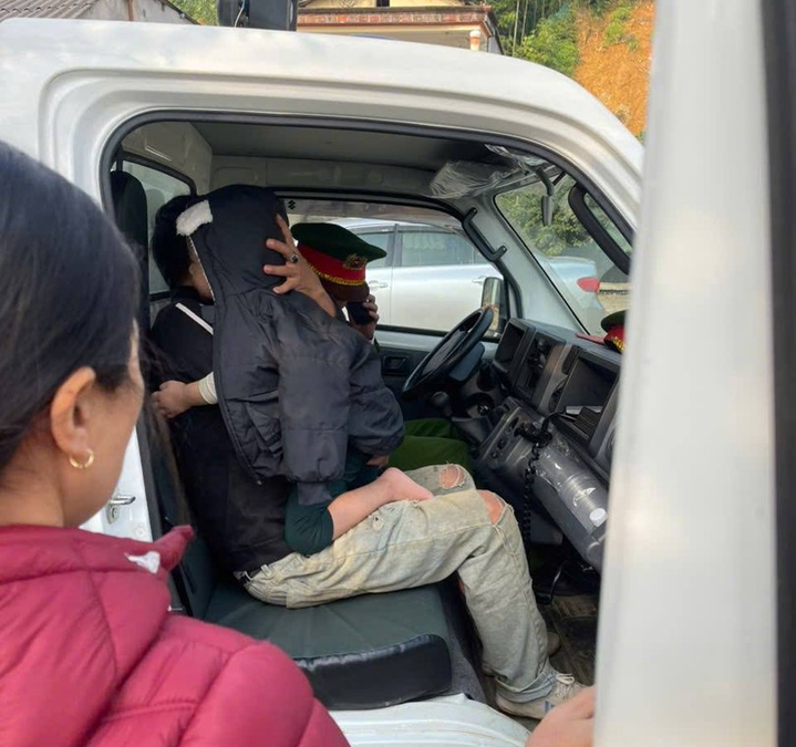 Lào Cai: Công an xã Việt Hồng kịp thời hỗ trợ đưa bệnh nhi đi cấp cứu