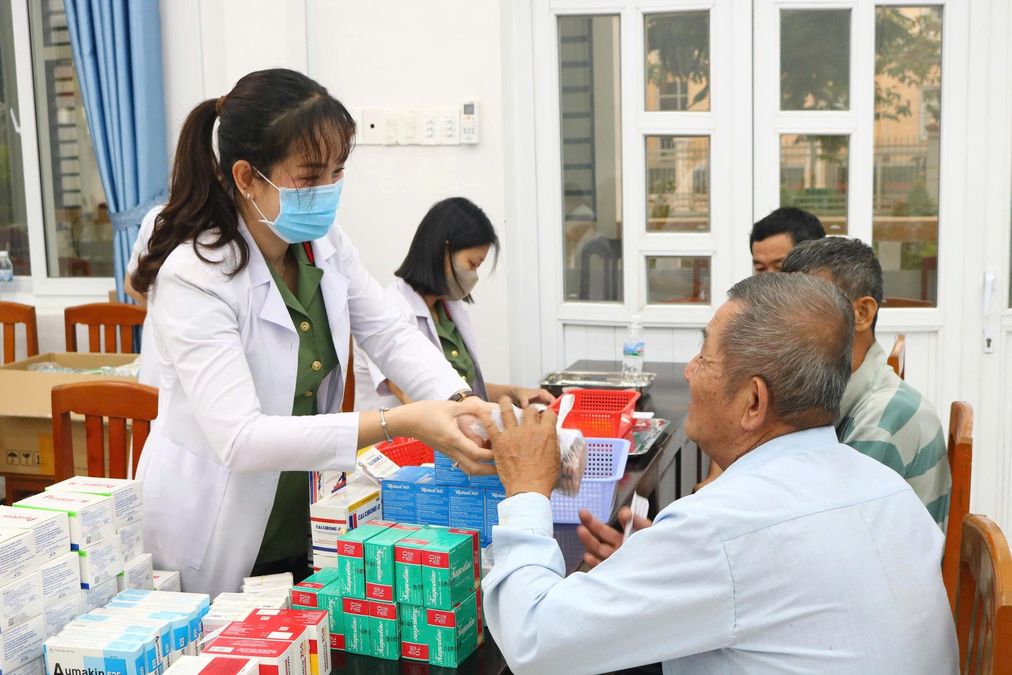 Dong Thap police offer free medical check-ups to residents in border commune