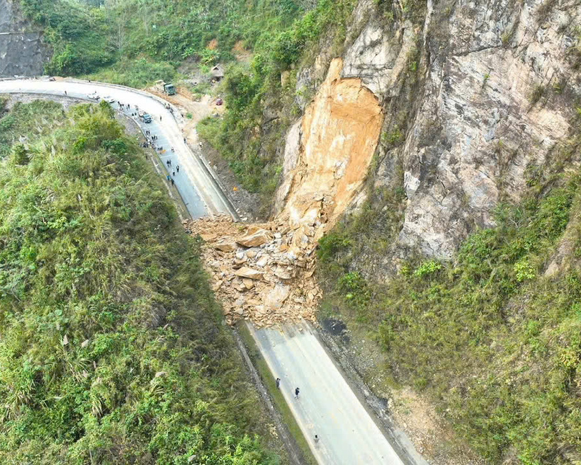 Nỗ lực cứu nạn, cứu hộ vụ sạt lở đất đá trên Quốc lộ 6.