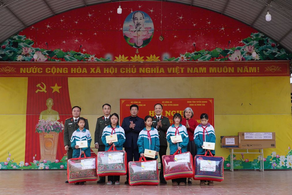 Police officers popularize legal regulations on human trafficking prevention to students