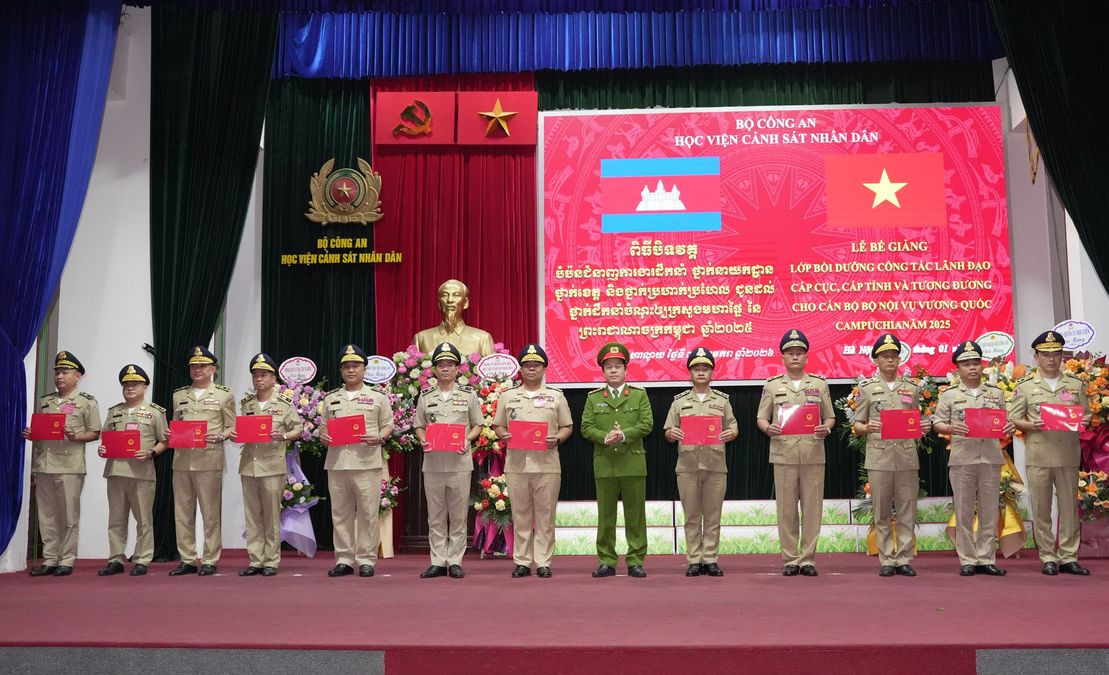 Bế giảng Lớp bồi dưỡng cho cán bộ Bộ Nội vụ Vương quốc Campuchia năm 2025