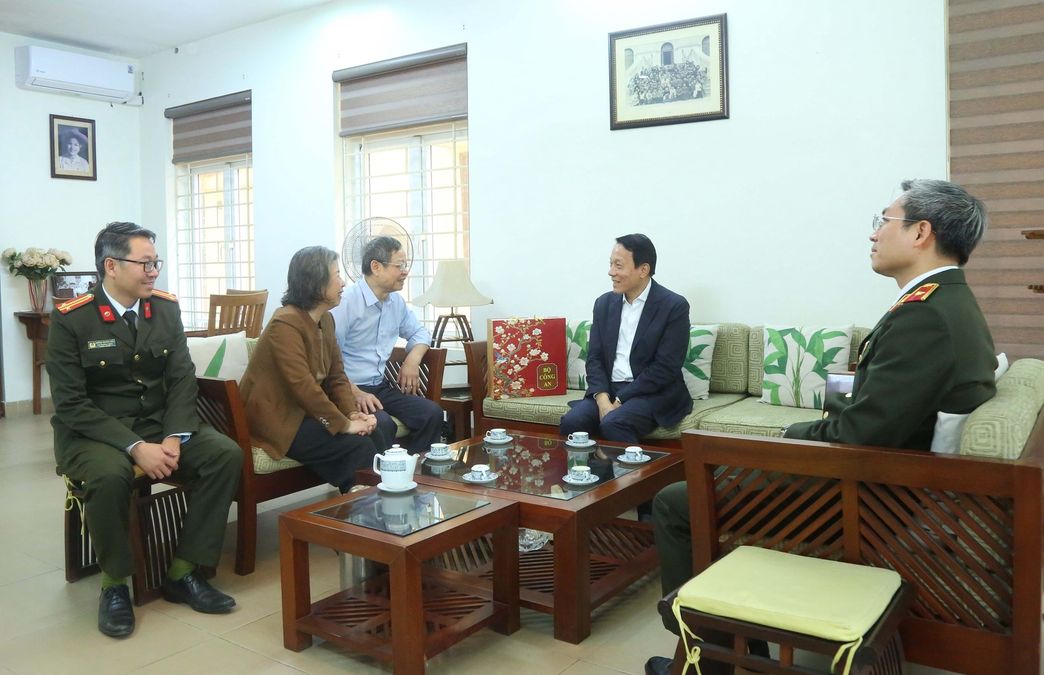 Bộ trưởng Lương Tam Quang chúc Tết, tri ân, thăm hỏi thân nhân gia đình các đồng chí cố lãnh đạo Bộ