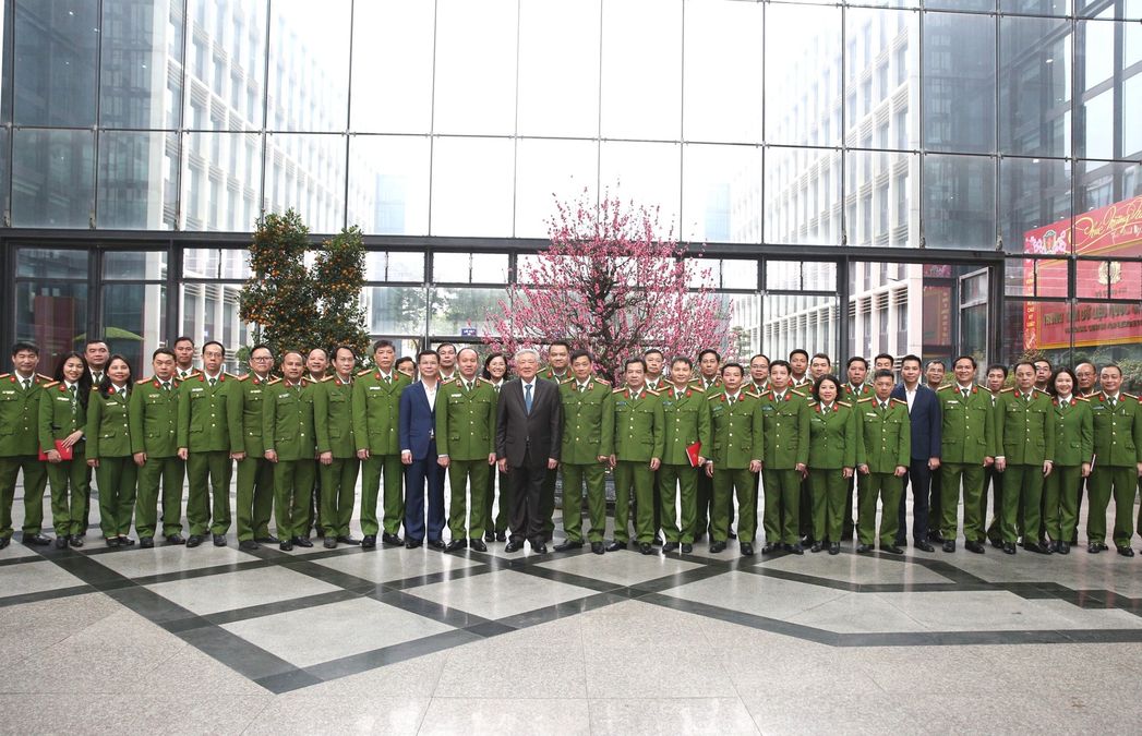 Phó Thủ tướng Thường trực Nguyễn Hòa Bình thăm, chúc Tết cán bộ, chiến sĩ Cục Cảnh sát điều tra tội phạm về tham nhũng, kinh tế, buôn lậu