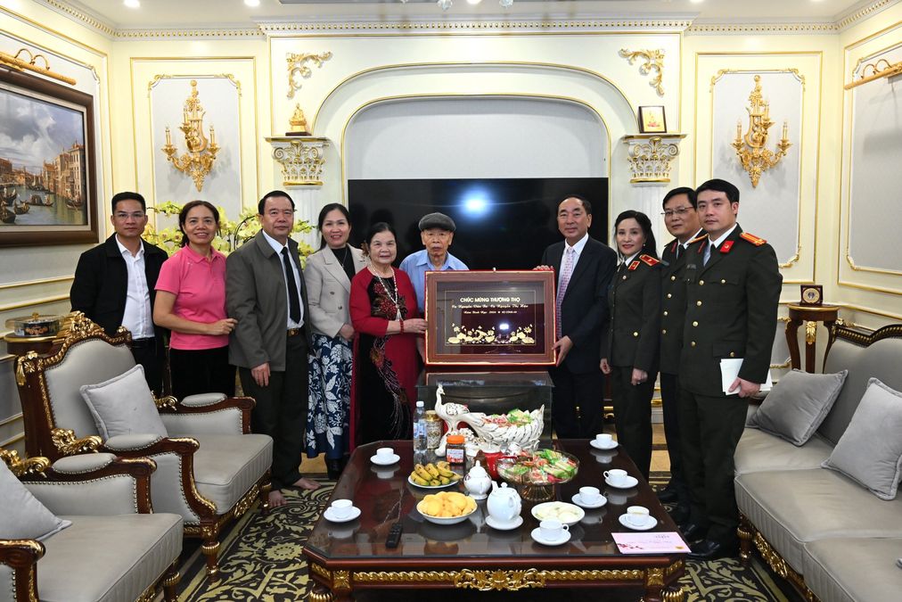 Chúc thọ đầu xuân thân phụ mẫu các đồng chí trong Đảng ủy Công an Trung ương
