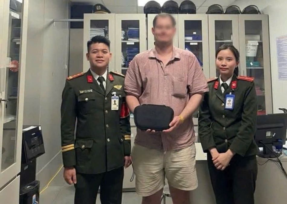 Hue City police return lost items to foreign tourist