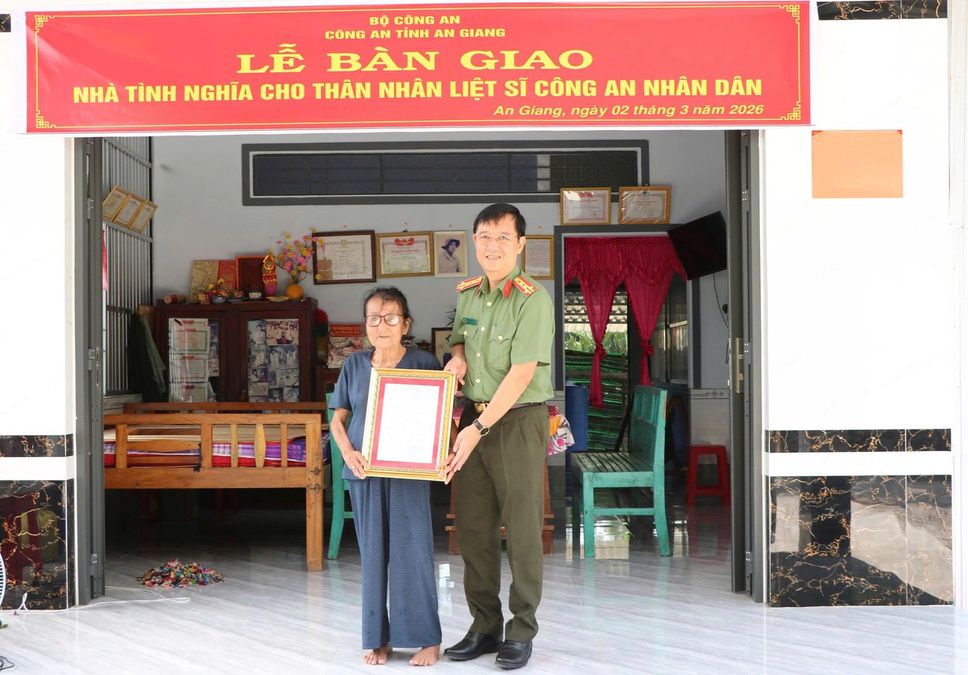Công an tỉnh An Giang bàn giao nhà tình nghĩa tặng thân nhân liệt sĩ Công an nhân dân