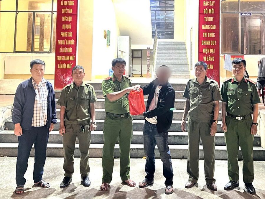 Quảng Ngãi: Công an xã Vạn Tường giúp đỡ người có biểu hiện tâm thần đoàn tụ với gia đình cách xa gần 600km