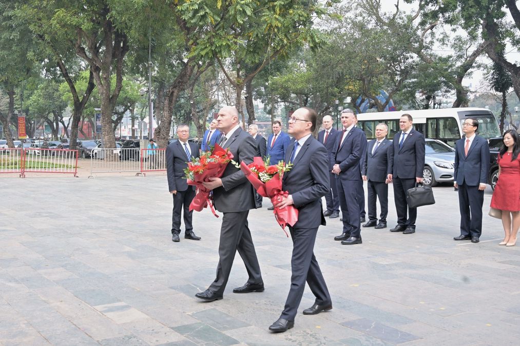 Russian Emergency Situations Minister lays flowers at People’s Public Security Monument