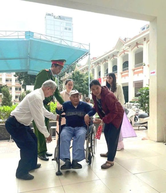 Công an phường Ba Đình lan tỏa hình ảnh đẹp người chiến sĩ Công an Thủ đô trong ngày bầu cử