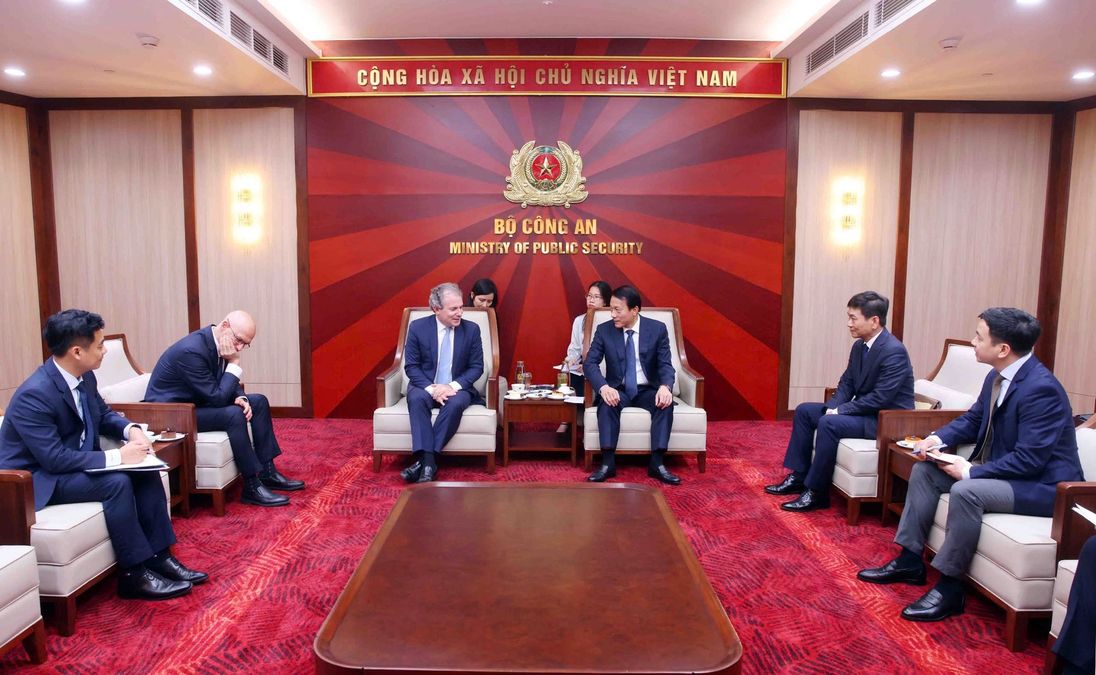 Minister Luong Tam Quang meets with Rosen Partners CEO