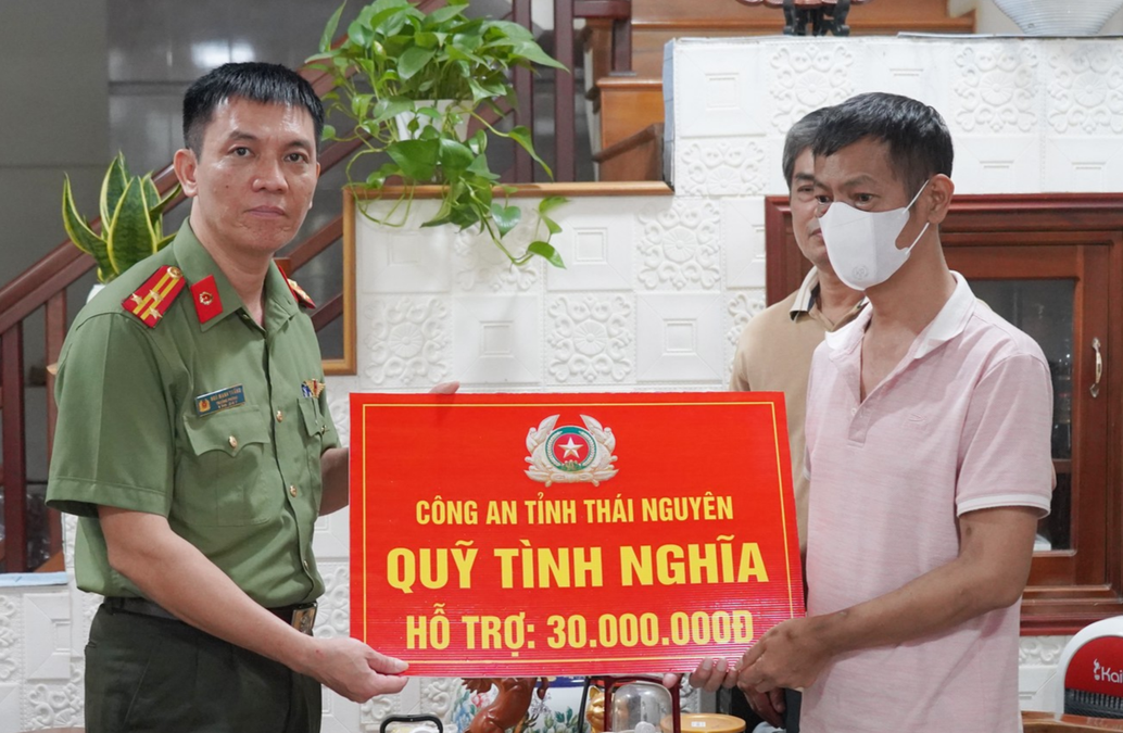 Thái Nguyên: Thăm hỏi, động viên, hỗ trợ cán bộ, chiến sĩ có hoàn cảnh khó khăn mắc bệnh hiểm nghèo