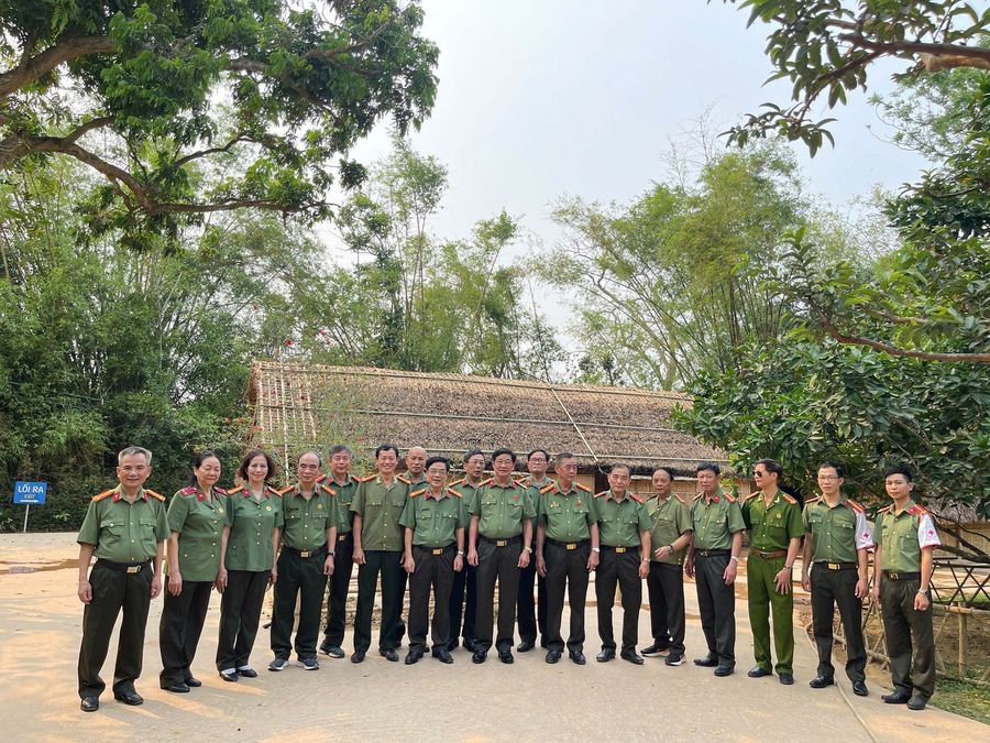 Ban liên lạc cựu chuyên gia Bộ Công an Việt Nam tại Campuchia lan tỏa tấm lòng tri ân sâu sắc từ chuyến đi về nguồn xuyên Việt