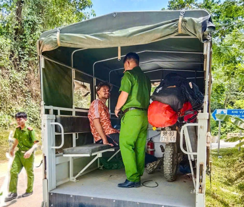 Cao Bang police promptly assist injured foreign tourist
