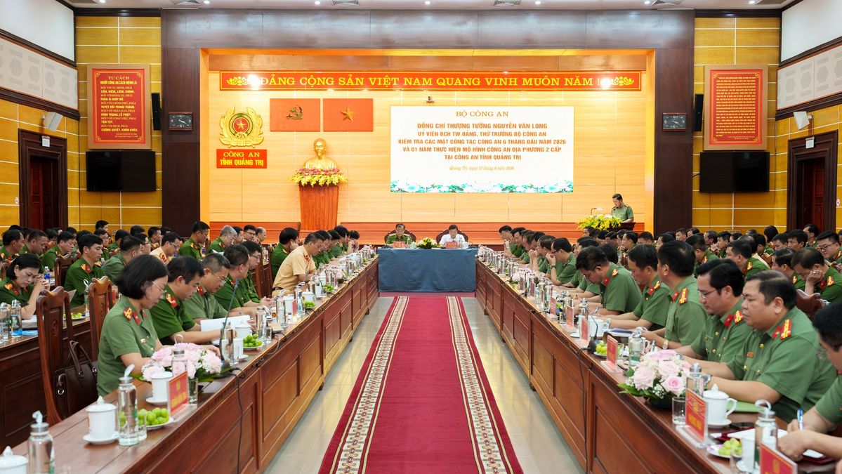 Deputy Minister Nguyen Van Long works with Quang Tri Provincial Police Department