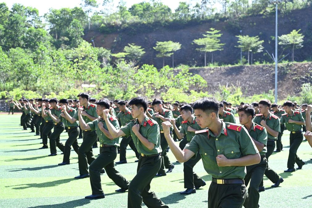 Bộ Tư lệnh Cảnh vệ bế giảng khóa huấn luyện công dân thực hiện nghĩa vụ tham gia CAND năm 2026
