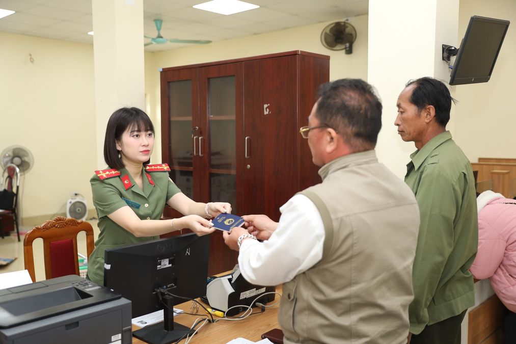 Ra sức thi đua, lập nhiều thành tích chiến công trong công tác quản lý xuất nhập cảnh trên địa bàn tỉnh Sơn La 