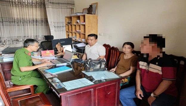 Công an xã Đồng Thịnh, tỉnh Ninh Bình hỗ trợ, giúp đỡ người dân nhận lại hơn 1,4 tỷ đồng do chuyển khoản nhầm
