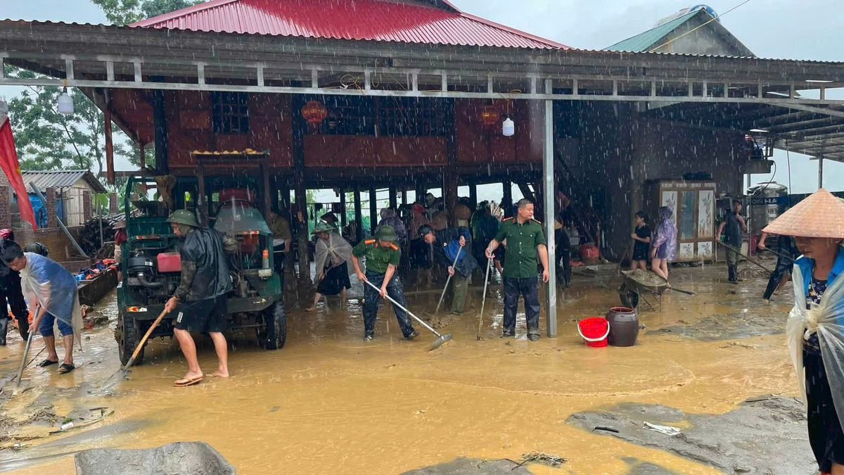 Lào Cai: Công an các xã khẩn trương hỗ trợ Nhân dân khắc phục hậu quả mưa lũ