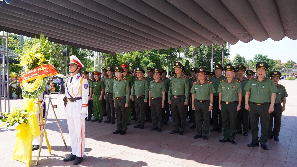 Đoàn công tác Bộ Công an dâng hương tri ân các Anh hùng liệt sĩ và tặng quà các gia đình chính sách tại tỉnh Quảng Trị