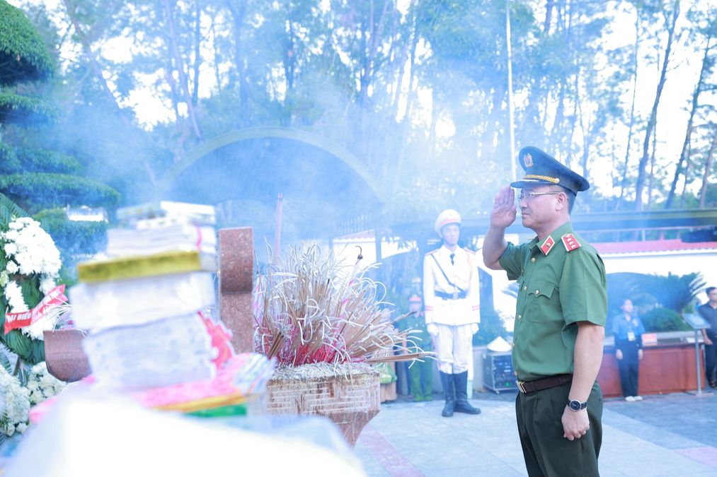 Lãnh đạo Bộ Công an dâng hoa, dâng hương tri ân các Anh hùng Liệt sĩ tại Khu di tích lịch sử quốc gia đặc biệt Ngã ba Đồng Lộc