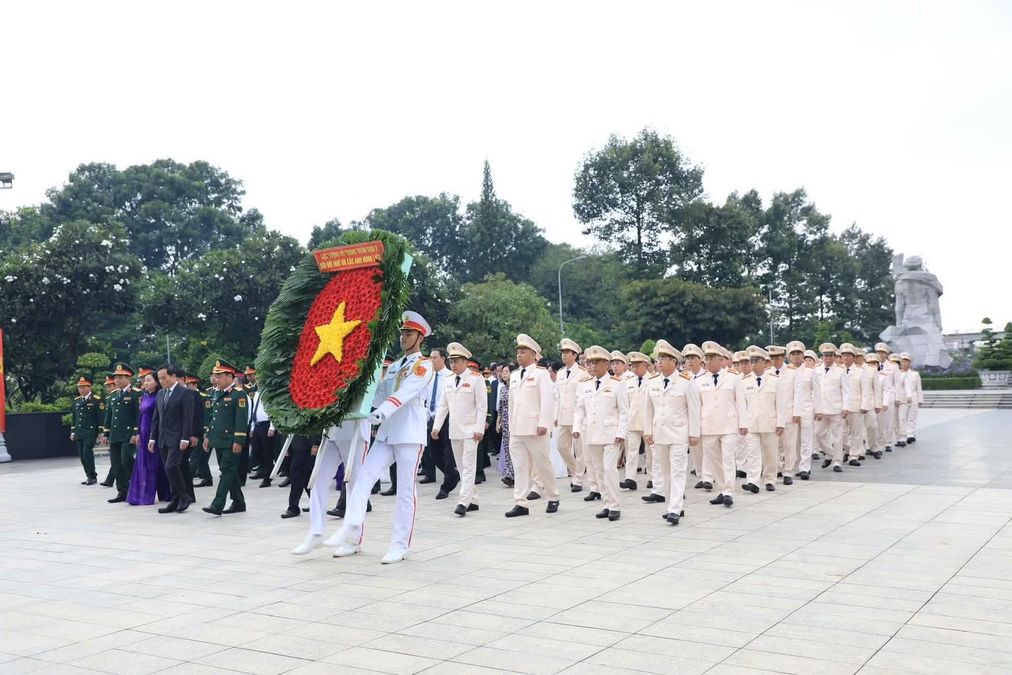 Công an Thành phố Hồ Chí Minh dâng hương, thắp nến tưởng niệm các Anh hùng liệt sĩ